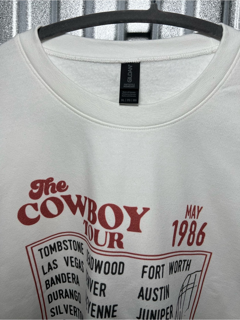 Gildan Crewneck Sweatshirt with Rust Red Cowboy Tour Graphic 3X NWOT - Picture 2 of 4